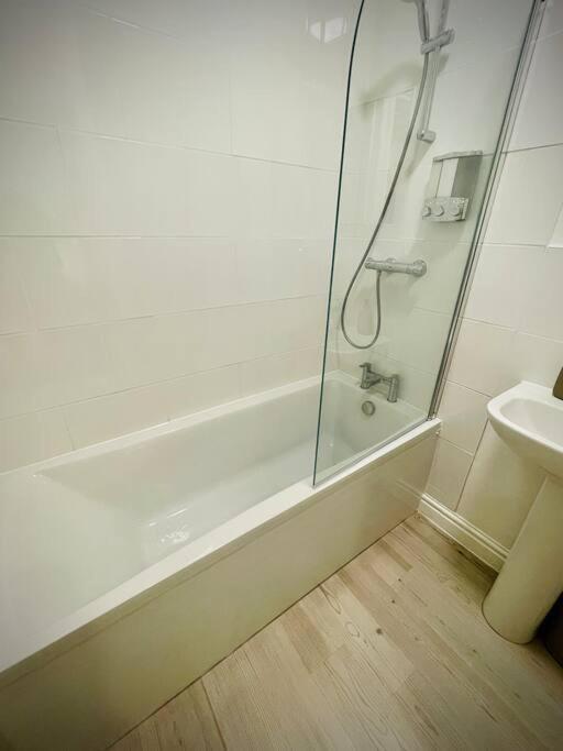 Newly Refurbished, Central Apartment With Permit Parking Bath Esterno foto