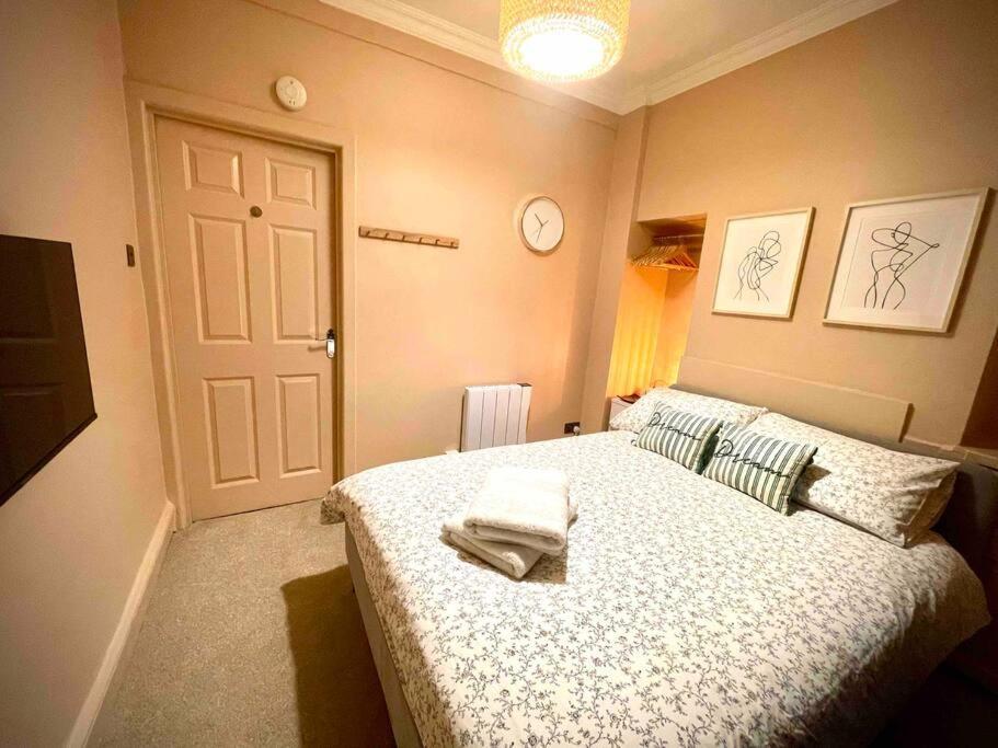 Newly Refurbished, Central Apartment With Permit Parking Bath Esterno foto